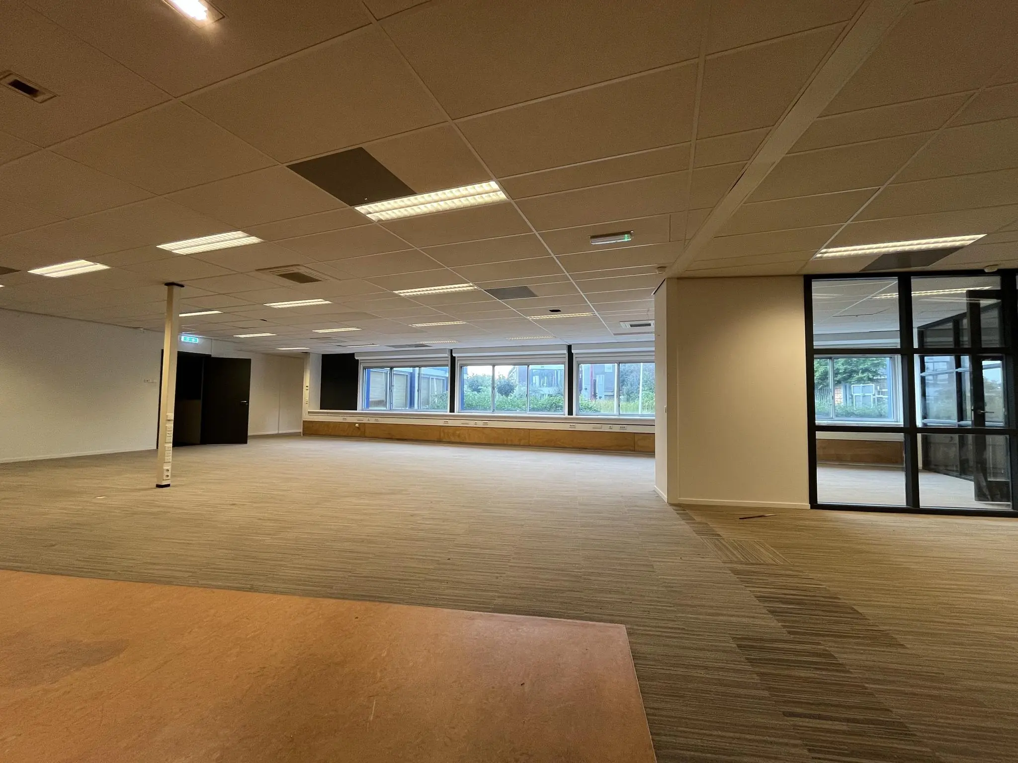 Ruime, lege kantoorruimte aan de 2e Daalsedijk met grote ramen en systeemplafond.